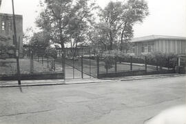 Fotografía con la imagen del edificio de un colegio de secundaria no identificado.