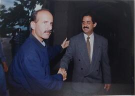 Fotografía de José Figueres Olsen dándole la mano a Jorge Sauma Aguilar, gerente general de la Co...