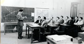 Fotografía con la imagen de alumnos y profesor en una clase de la Escuela Técnica Nacional San José