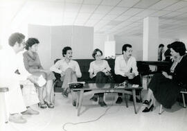 Fotografía con la imagen de una reunión de la Dra. Marina Volio de Trejos Ministra de Cultura, Ju...