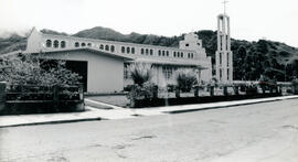 Fotografía de la casa cural e iglesia parroquial de Santa María de Dota San José
