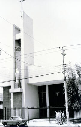Fotografía de las fachadas del Templo Católico Medalla Milagrosa en calle 20, avenida 3-5, acera ...