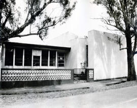Fotografías de la Biblioteca Publica 3374-1 y 3374-2, Fotografía de la Municipalidad de Flores en...