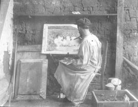 Negativo de un pintor haciendo un cuadro del volcán Poas. Se observa la pintura casi terminada y ...
