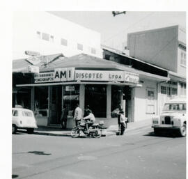Fotografías de la Esquina de la Discoteca Ami, distribuidora de fonógrafos, situada en calle 9, a...
