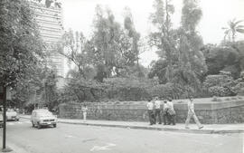 Fotografía con la imagen del lado oeste del Parque España. Al fondo el edificio del Instituto Nac...