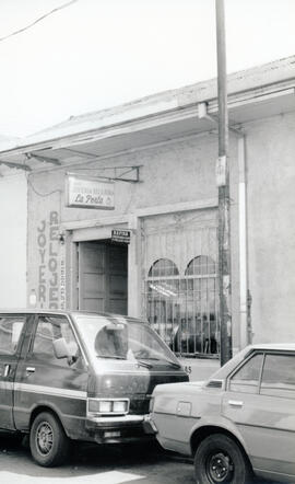 Fotografía de varios negocios ubicados en la calle 8, avenida central y 2 este, como Joyería La P...