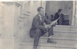 Fotografías con la imagen del señor Agustín Sagot, Subdirector de la Oficina Central de Correos y...