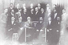 Fotografía con la imagen del grupo de bachilleres del Liceo de Costa Rica, acompañados del direct...