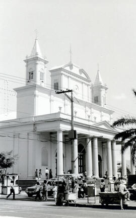 Fotografías de las fachadas, frente lateral y de la Catedral Metropolitana en avenida 2-4, calle ...