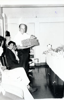 Fotografías del agasajo de despedida del personal del Archivo Nacional en honor a Héctor Sibaja C...