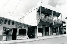 Fotografía del hotel Tarrazú en San Marcos de Tarrazú, contiguo a este edificio se aprecia una ve...