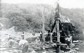 Fotografía de la construcción de una línea ferroviaria. Se observa una cuadrilla de trabajadores ...