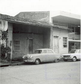 Fotografía de una antigua de casa de adobes, situada en avenida 0, calles 13 y 13 B, acera norte ...