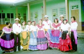 Fotografía del grupo de baile folclórico del Archivo Nacional en su primera presentación. Los tra...