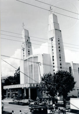 Fotografía de la Iglesia del Cantón de Pérez Zeledón. Vista del costado suroeste del edificio San...