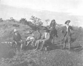 Negativos de imágenes del volcán Poás. Se observa un grupo de hombres en excursión, la laguna de ...