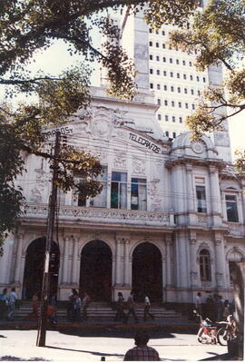 Fotografía vista del edificio de Correos y Telégrafos de Costa Rica, situado entre avenidas 1 y 3...