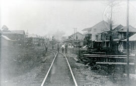 Fotografía de la estación del ferrocarril en Siquirres. Se observan las líneas férreas, algún as ...