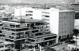 Fotografía de los edificios del Banco Anglo Costarricense y del edificio Metropolitano. En este ú...