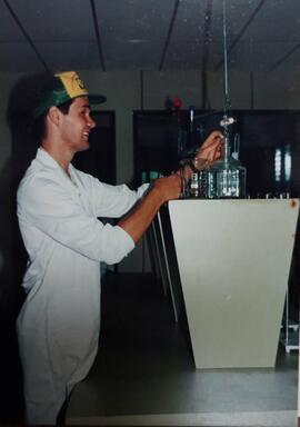 Fotografía de un joven utilizando el equipo de laboratorio en la inauguración de los laboratorios...