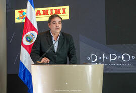 Fotografías de la firma del convenio entre el Grupo Dipo y el Ministerio de Educación Pública y l...