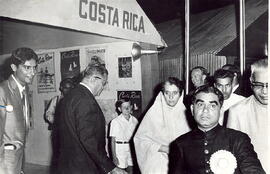 Fotografía de la Feria Internacional Turística en Bombay, India. Se aprecia el pabellón de Costa ...