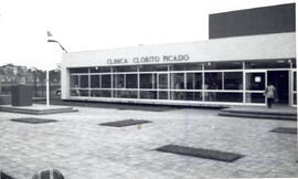 Fotografías del edificio de la Clinica Clorito Picado en Cinco Esquinas de Tibás. Se observa el p...