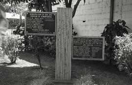 Fotografías de San Sebastián: placa municipal en el Cementerio 7403, plaza de futbol 7404, Colegi...