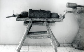 Fotografía de una máquina antigua para moler maíz, exhibida en la Municipalidad del Cantón de Pér...
