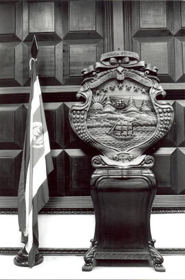 Fotografía del Escudo de Costa Rica en madera y el Pabellón Nacional , ubicados en el Salón de Se...