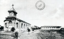 Fotografía con la imagen de un pequeño templo y del edificio del Asilo de Pobres San José