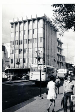 Fotografías de la fachada del edificio del Ministerio de Gobernación y Policía, situado en avenid...