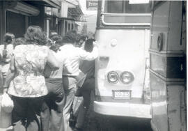 Fotografías que muestra el señalamiento de transporte automotor. Vista de personas abordando un a...