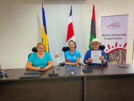 Fotografías de la firma del convenio para el préstamo del edificio Municipal donde se instalará l...
