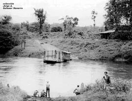 Fotografía del ferry utilizado en el Río Sarapiquí en los años 60