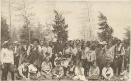 Fotografía de José Fidel Tristán Fernández posando con un grupo de alumnas del Colegio Superior d...