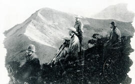 Fotografía del volcán Irazú. Varios hombres observan el panorama.Cartago