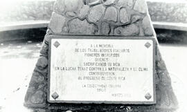 Fotografía de la placa erigida en Turrialba en memoria a la contribución de los trabajadores ital...