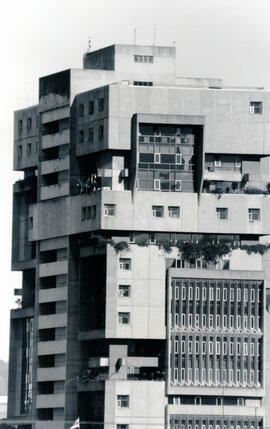 Fotografía del edificio anexo de la Caja Costarricense de Seguro Social ubicado en calles 5 y 7, ...