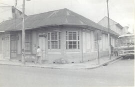 Fotografía de una casa de habitación. Situada en avenida 2, calle 13, esquinera. San José