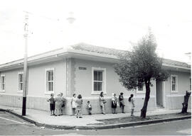 Fotografía de una casa de habitación esquinera. Situada en avenida 1, calle 17. San José