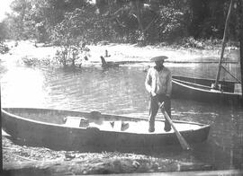 Negativo de un río y una embarcación en Santo Domingo. Golfo Dulce. Aparece un hombre con un remo...