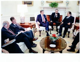 Fotografía de la reunión realizada entre los Presidente de los Gobiernos de Estados Unidos Ronald...