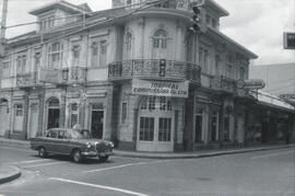 Fotografía del edificio esquinero de la Tropical Commissión Co. Ltda. Situado en avenida 1, calle...
