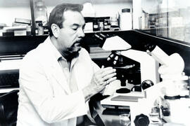 Fotografía con la imagen del Dr. Pedro Morera, funcionario de la Cátedra de Patología de la Unive...