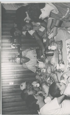 Fotografías de un grupo de voluntarios y funcionarios de Canal 7, tomando café en la casa de habi...