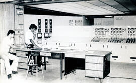 Fotografías panorámicas, del centro de control, de los transformadores y de los obreros de la Rep...
