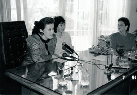 Fotografía de Virginia Rojas, Viceministra de Educación, Virginia Chacón Arias, Directora y Ana V...