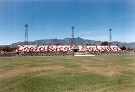Fotografías del mural formado por estudiantes en la gradería de sol del Estadio Nacional, con mot...